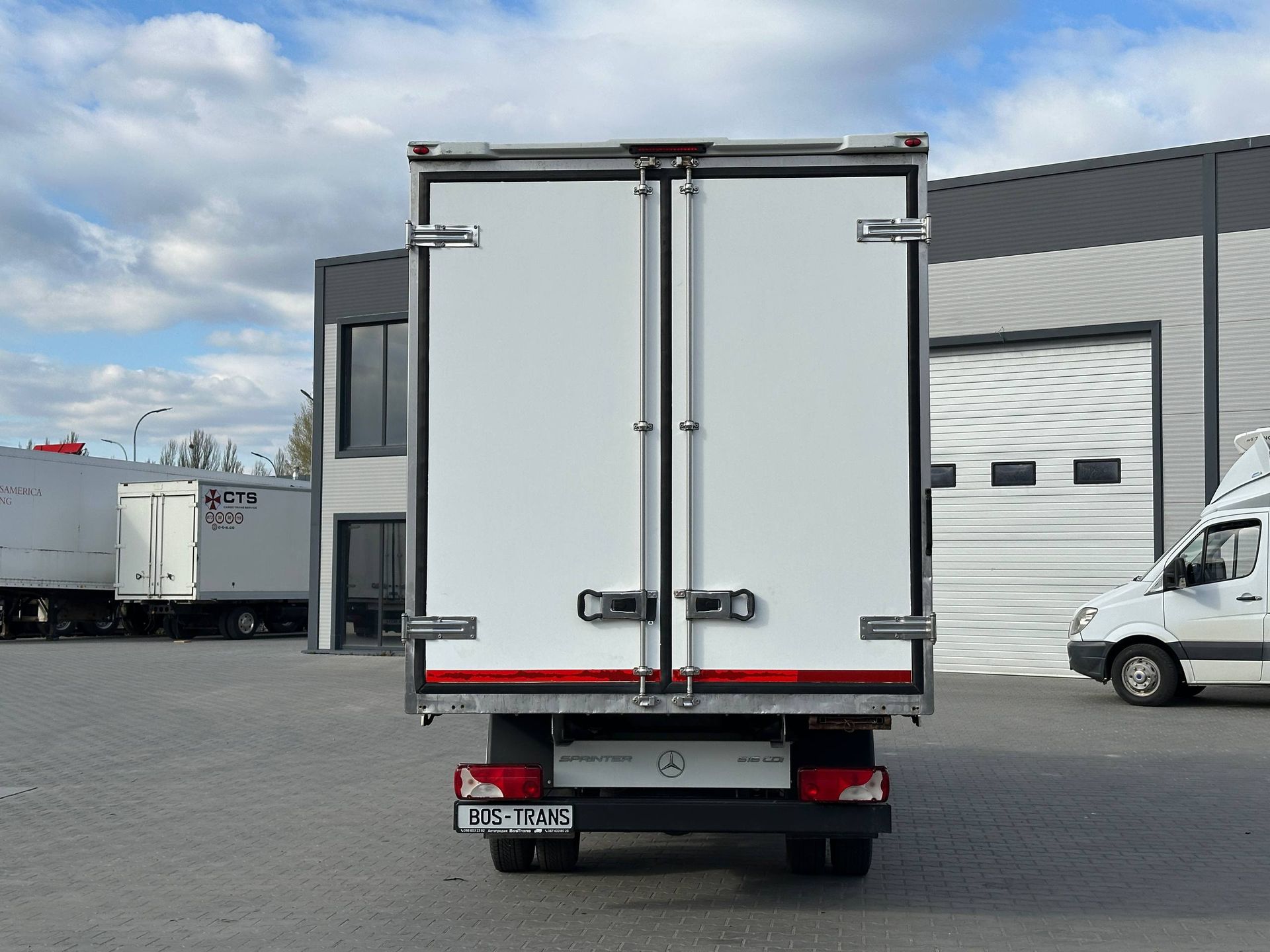 Mercedes-Benz Sprinter photo 3
