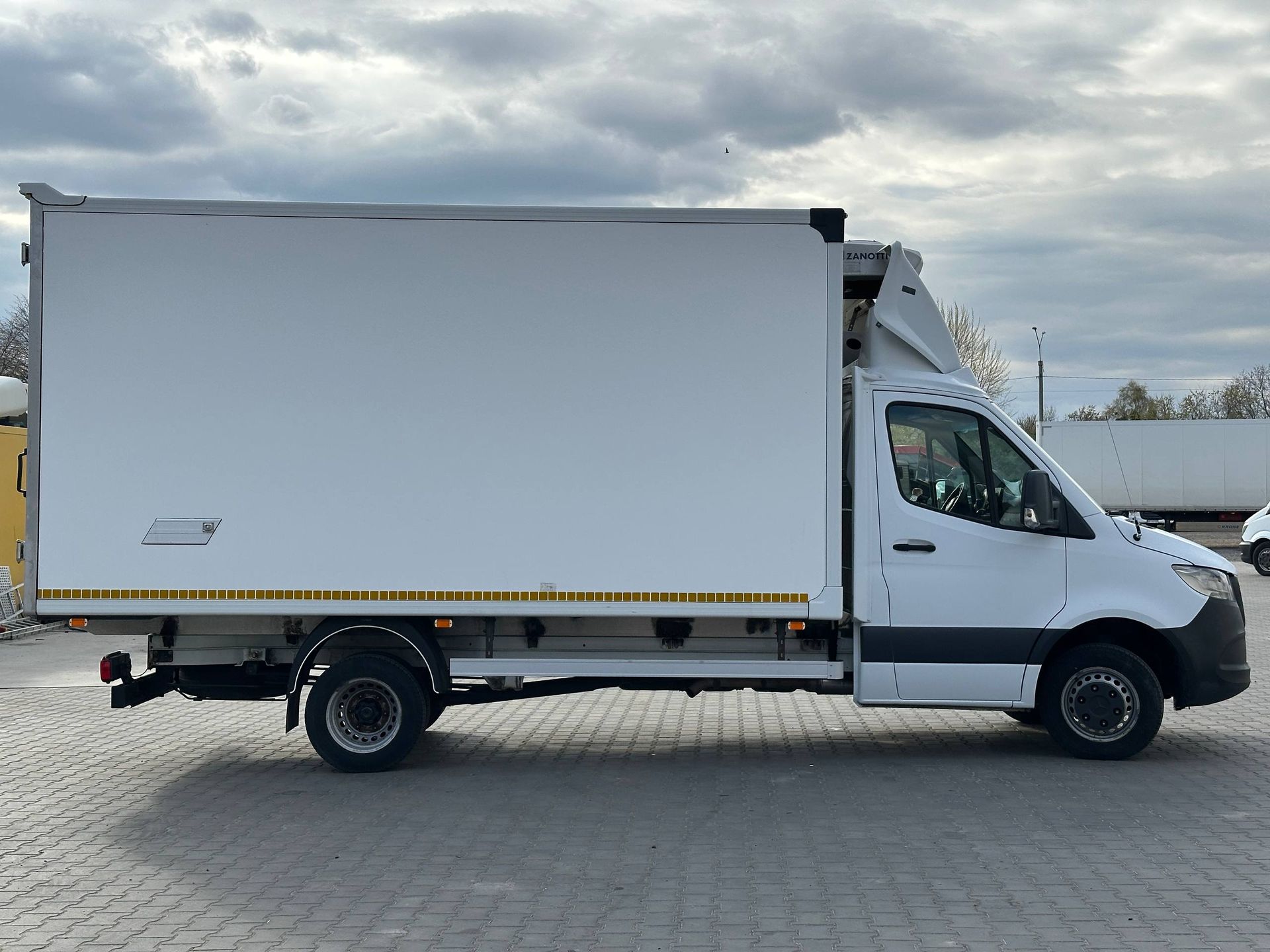 Mercedes-Benz Sprinter photo 4